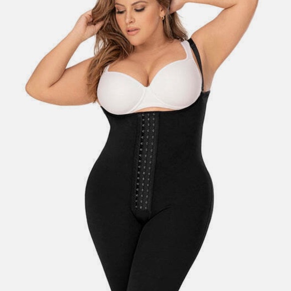 Mapale Shapewear Low Back Knee
Length Shapewear in XL made in Columbia - Picture 3 of 7